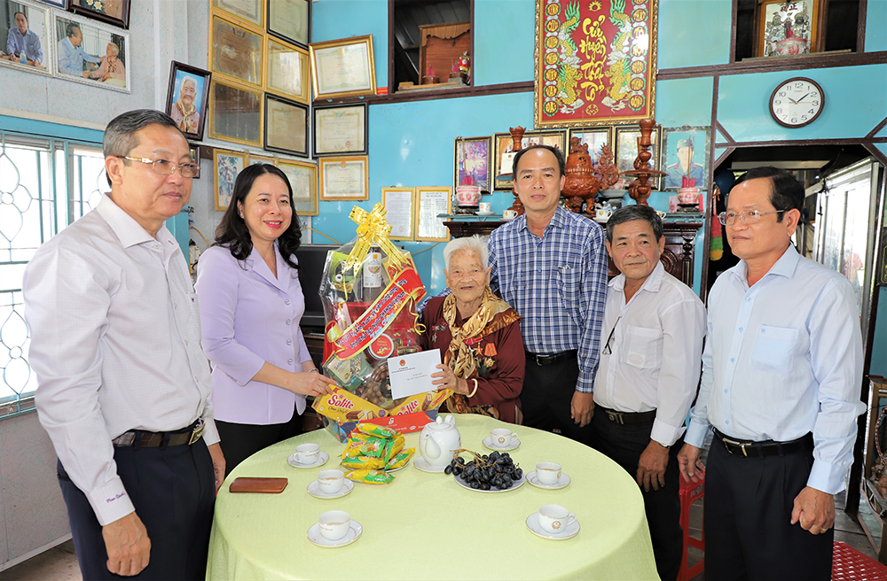 Phó Chủ tịch nước, Bí thư Tỉnh ủy An Giang Võ Thị Ánh Xuân dâng hương Chủ tịch Tôn Đức Thắng và tặng quà gia đình chính sách