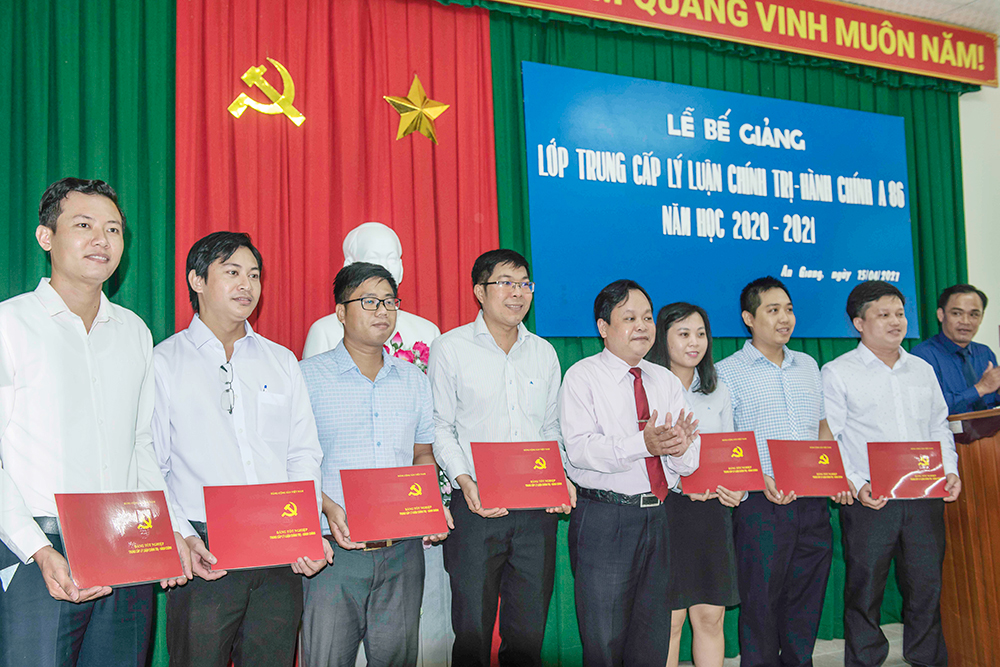 Bế giảng lớp trung cấp lý luận chính trị- hành chính A86, năm học 2020- 2021