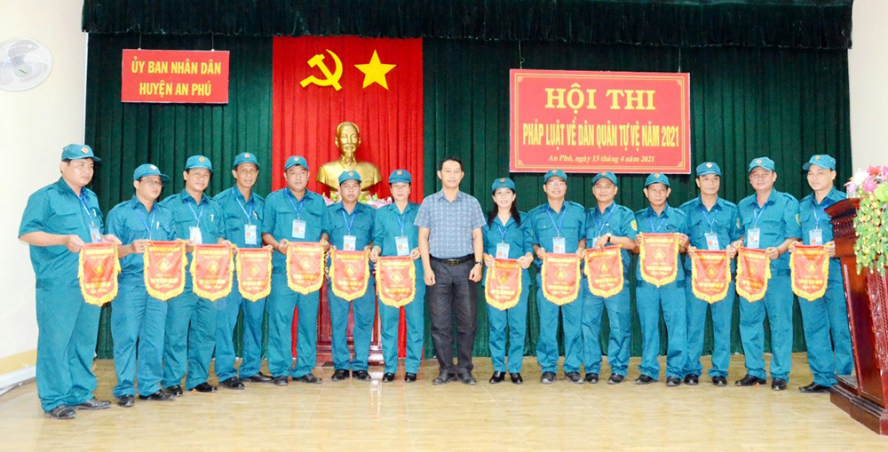 An Phú khai mạc Hội thi pháp luật về dân quân tự vệ