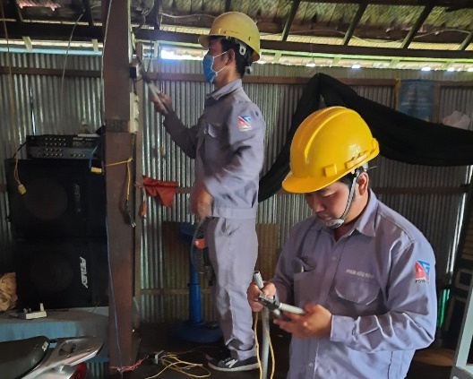 Huyện đoàn Phú Tân trao quà cho gia đình chiến sĩ đang thi hành nghĩa vụ tại hải đảo