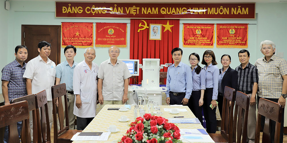 Ngân hàng BIDV chi nhánh Bắc An Giang trao máy gây mê giúp thở đa năng cho Bệnh viện Đa khoa khu vực tỉnh