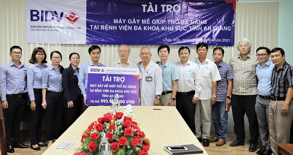 Ngân hàng BIDV chi nhánh Bắc An Giang trao máy gây mê giúp thở đa năng cho Bệnh viện Đa khoa khu vực tỉnh