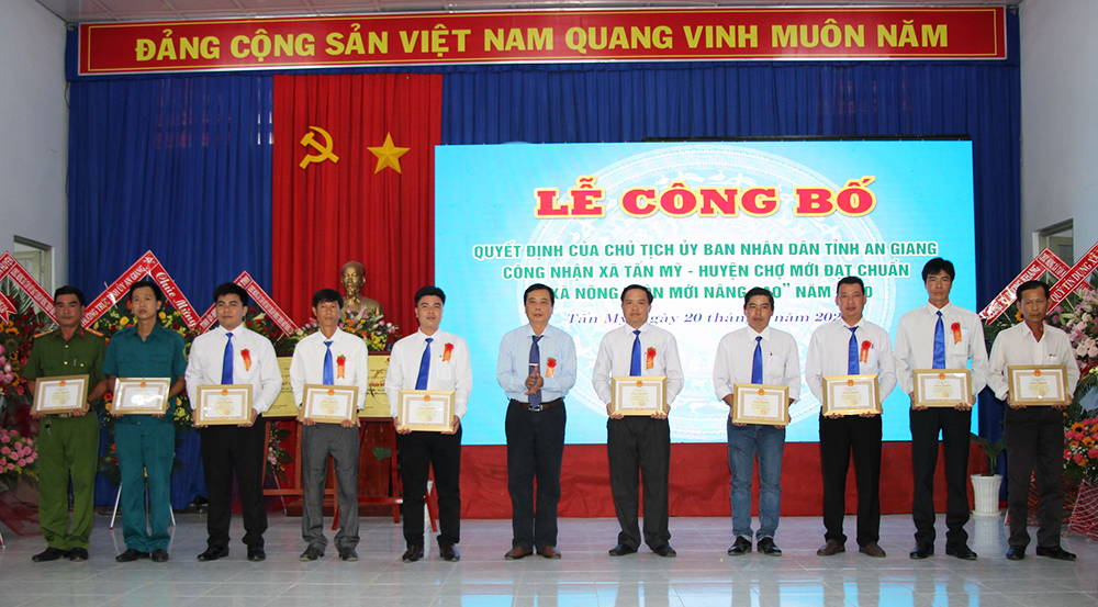 Tấn Mỹ đón bằng của Chủ tịch UBND tỉnh công nhận đạt chuẩn xã nông thôn mới nâng cao
