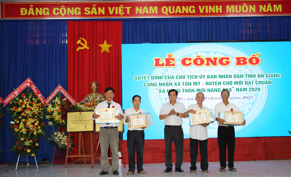 Tấn Mỹ đón bằng của Chủ tịch UBND tỉnh công nhận đạt chuẩn xã nông thôn mới nâng cao