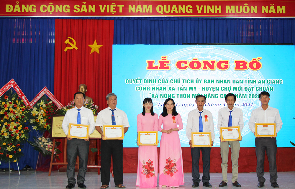 Tấn Mỹ đón bằng của Chủ tịch UBND tỉnh công nhận đạt chuẩn xã nông thôn mới nâng cao