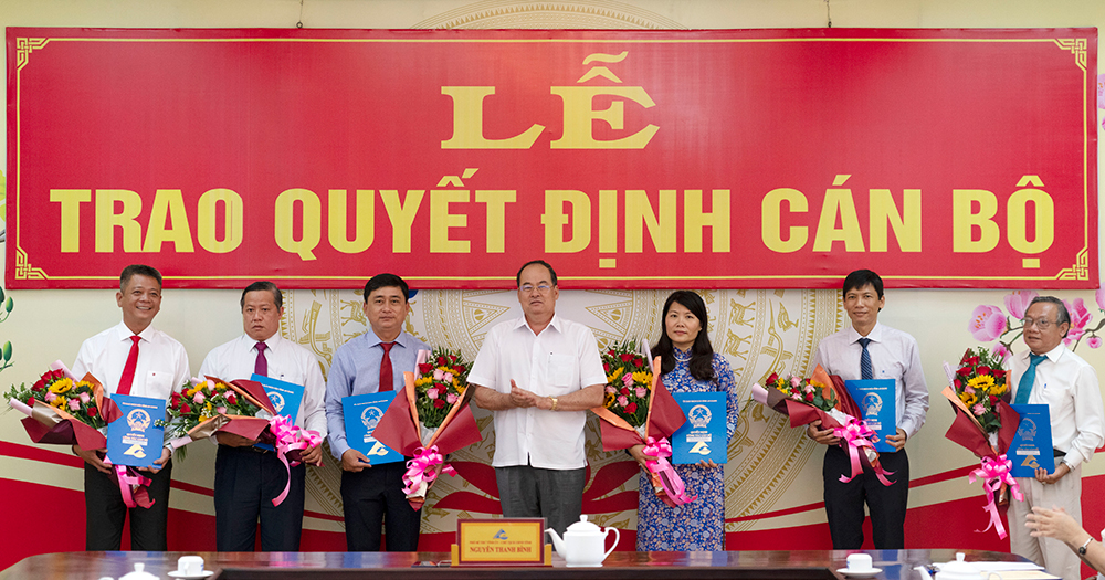 UBND tỉnh An Giang trao quyết định bổ nhiệm và bổ nhiệm lại 6 cán bộ