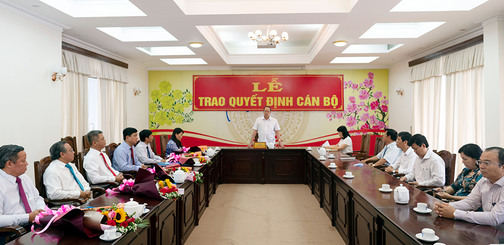 UBND tỉnh An Giang trao quyết định bổ nhiệm và bổ nhiệm lại 6 cán bộ