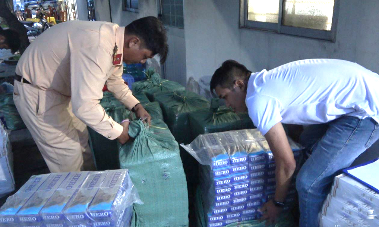 Tiền Giang: Phát hiện hàng cấm khi giải quyết vụ va chạm giao thông