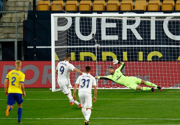 Gác Super League qua 1 bên, Real tái chiếm ngôi đầu La Liga bằng màn phục hận 10 phút