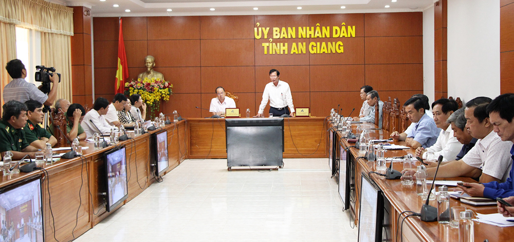 Phó Thủ tướng Chính phủ Vũ Đức Đam chỉ đạo các tỉnh biên giới tăng cường phòng, chống dịch COVID-19