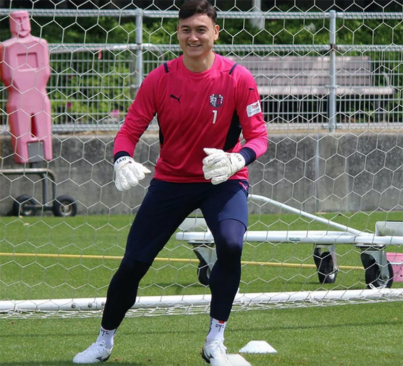 Đặng Văn Lâm tươi rói khoe áo màu hồng ở Cerezo Osaka