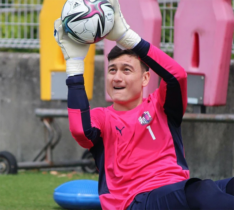 Đặng Văn Lâm tươi rói khoe áo màu hồng ở Cerezo Osaka