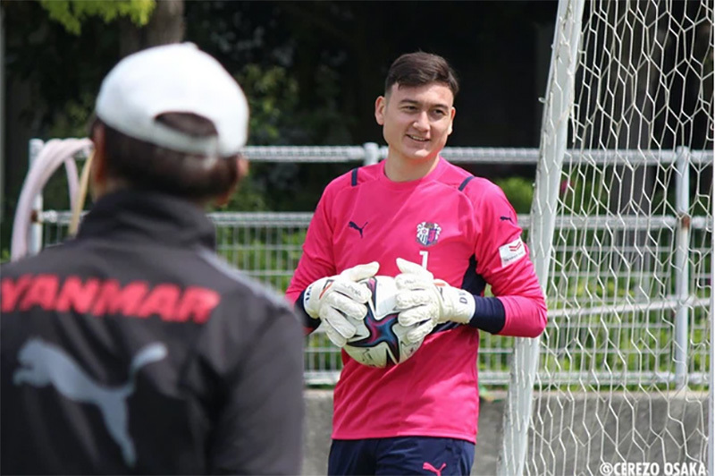 Đặng Văn Lâm tươi rói khoe áo màu hồng ở Cerezo Osaka