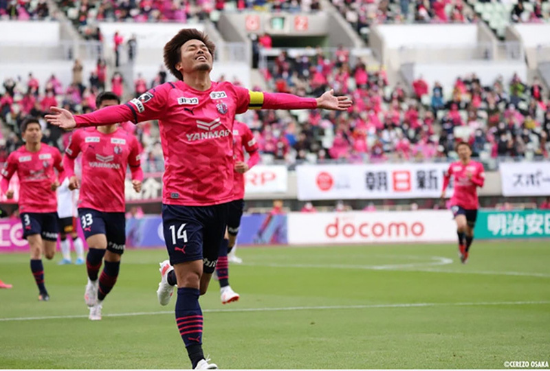 Đặng Văn Lâm tươi rói khoe áo màu hồng ở Cerezo Osaka