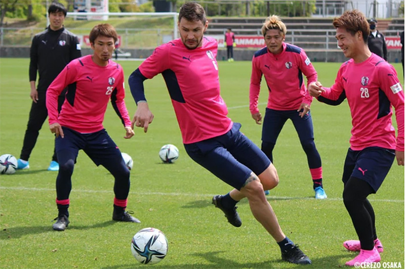 Đặng Văn Lâm tươi rói khoe áo màu hồng ở Cerezo Osaka