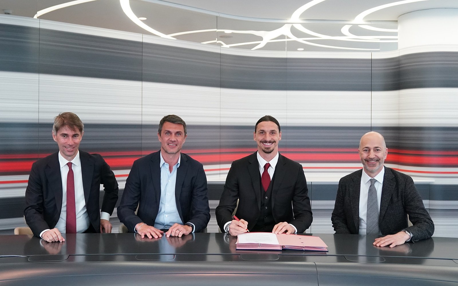 Ibrahimovic ký gia hạn với Milan đến năm 40 tuổi