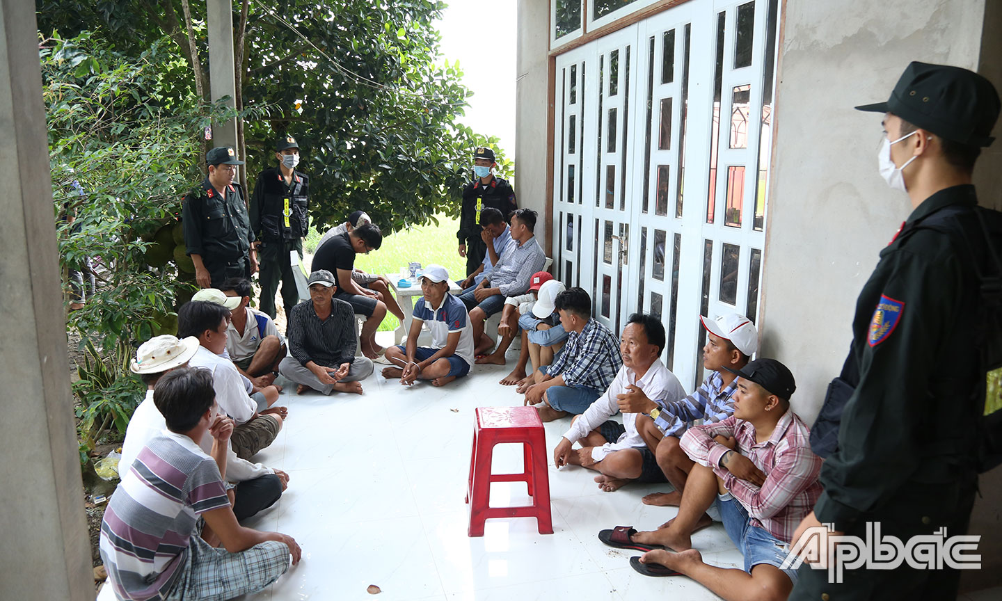Triệt phá tụ điểm đá gà giữa cánh đồng lúa