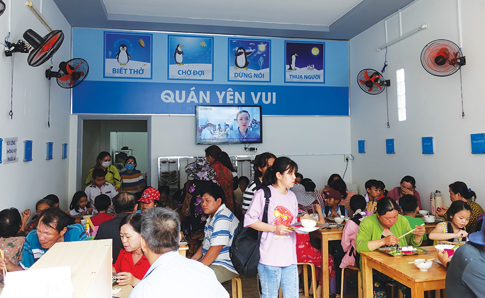 Cơm 2.000 đồng giữa lòng thành phố