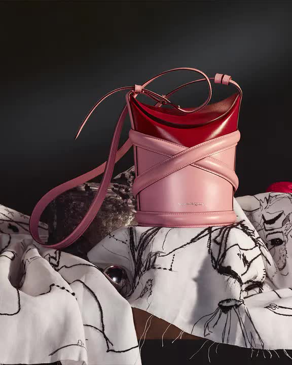 Curve Bag, chiếc túi hoàn hảo cho mùa hè của Alexander Mc Queen
