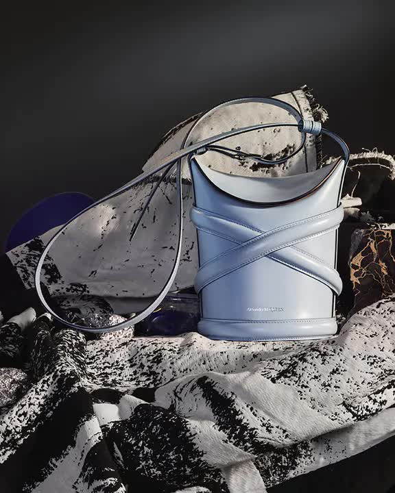 Curve Bag, chiếc túi hoàn hảo cho mùa hè của Alexander Mc Queen