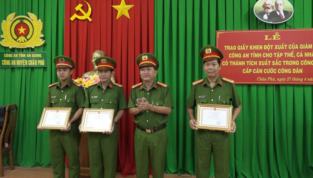 Công an huyện Châu Phú được khen thưởng trong công tác thu nhận hồ sơ cấp CCCD gắn chíp điện tử