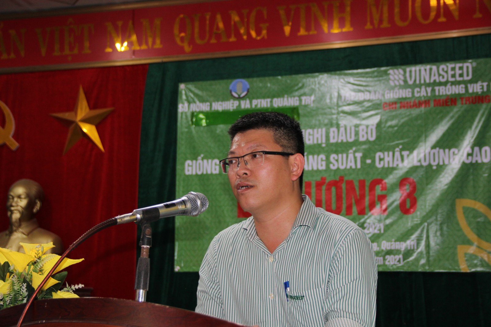 "Mắt thấy tai nghe" giống lúa cho năng suất cao chưa từng có ở Quảng Trị, bông lúa dài gấp đôi bàn tay