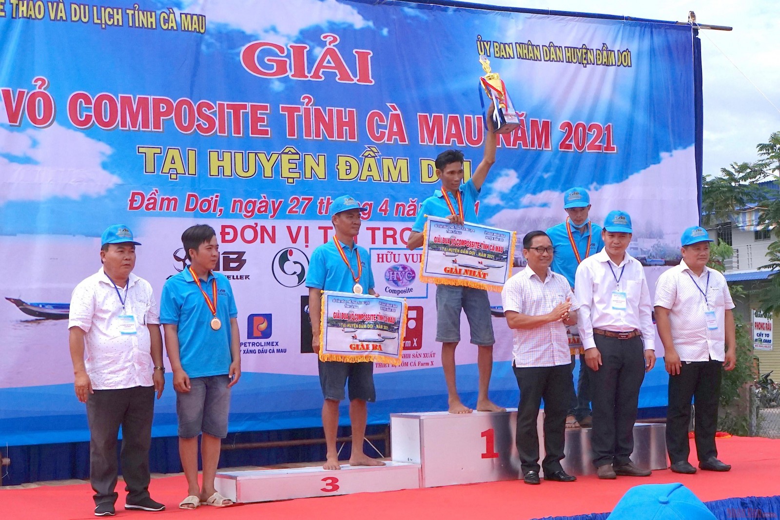Cuốn hút đua võ lãi miệt sông nước Cà Mau
