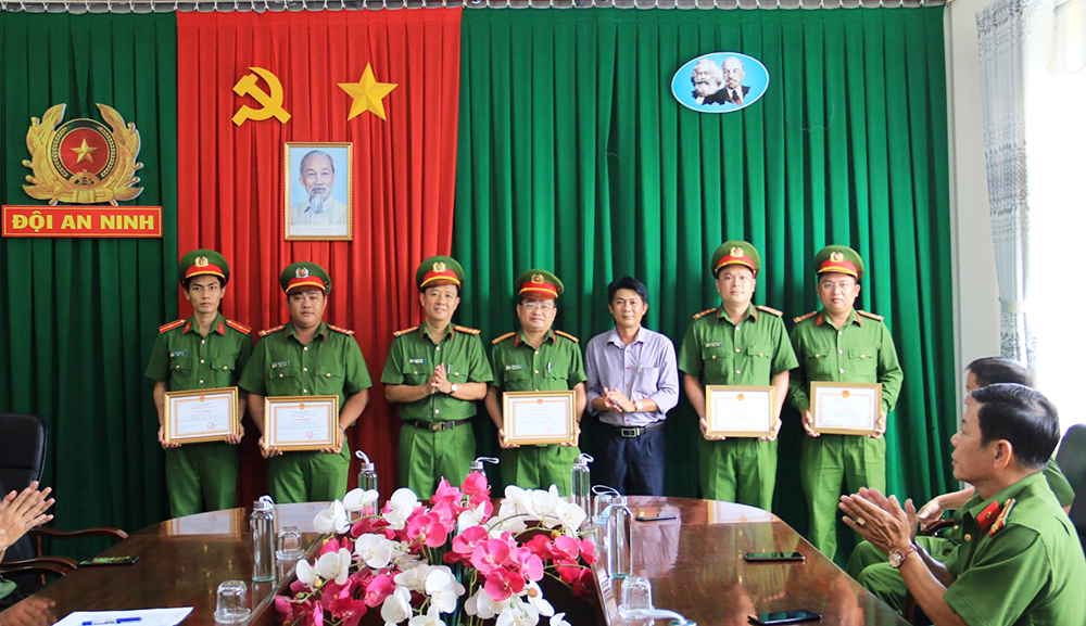 Công an TP. Long Xuyên được khen thưởng đột xuất