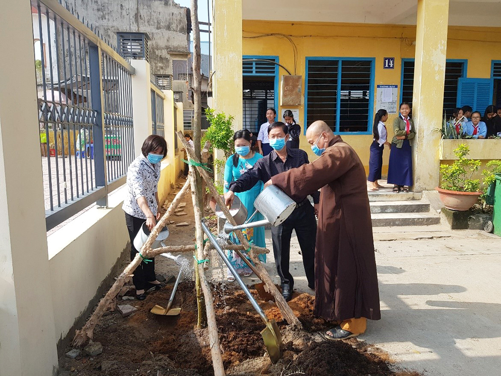 Tri Tôn phát động trồng cây xanh “Vì một Việt Nam xanh”