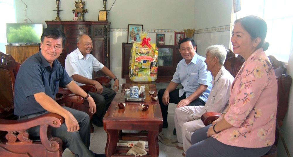 Chủ tịch UBMTTQVN tỉnh An Giang Nguyễn Tiếc Hùng thăm, tặng quà các gia đình chính sách huyện Tri Tôn