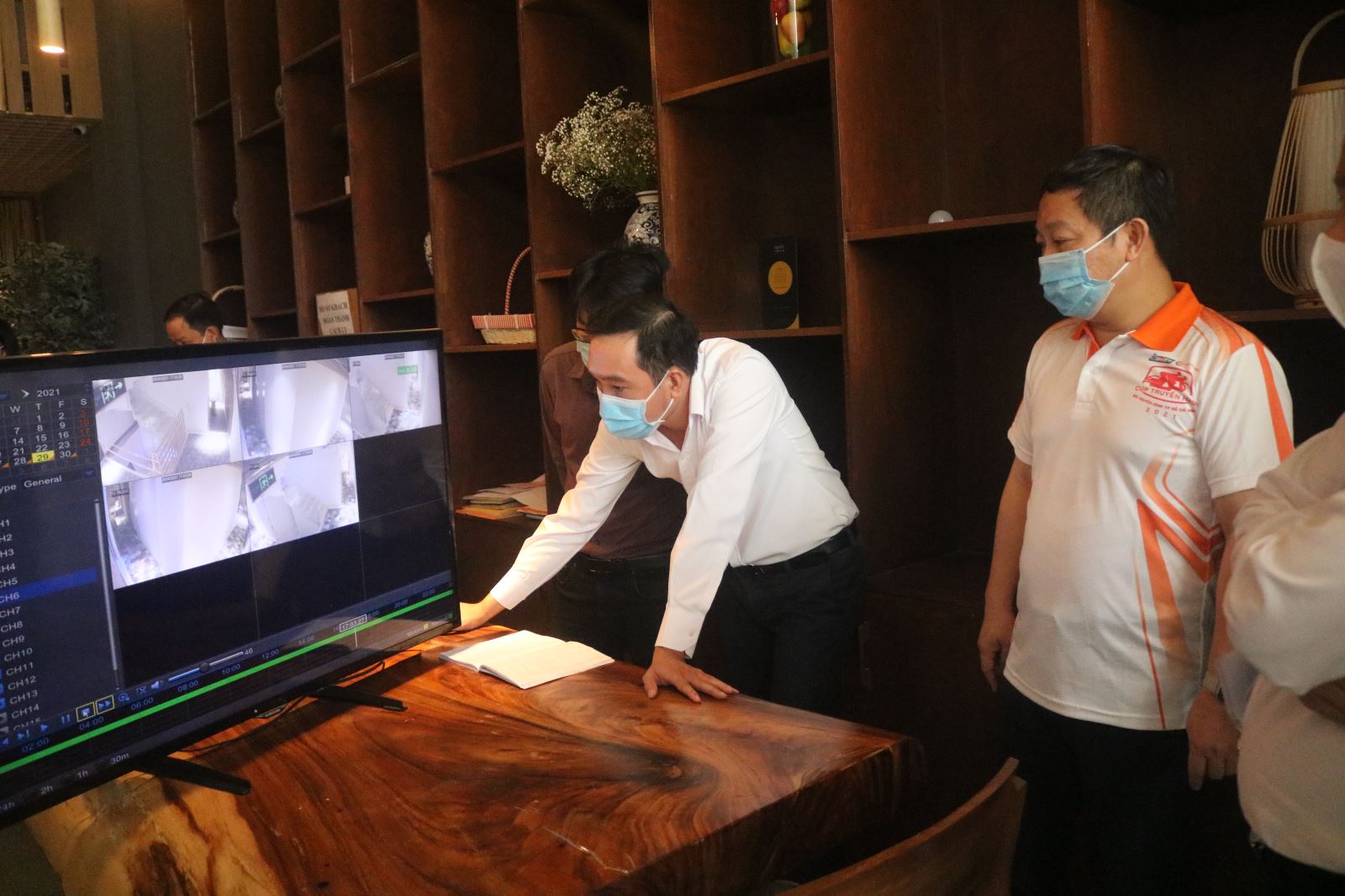 TP Hồ Chí Minh tạm dừng dịch vụ karaoke, quán bar, vũ trường từ 18 giờ ngày 30-4