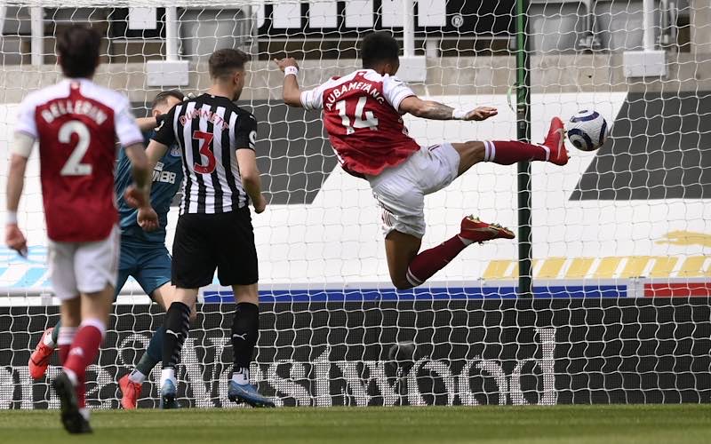 Arsenal thắng New 2-0 trên sân khách