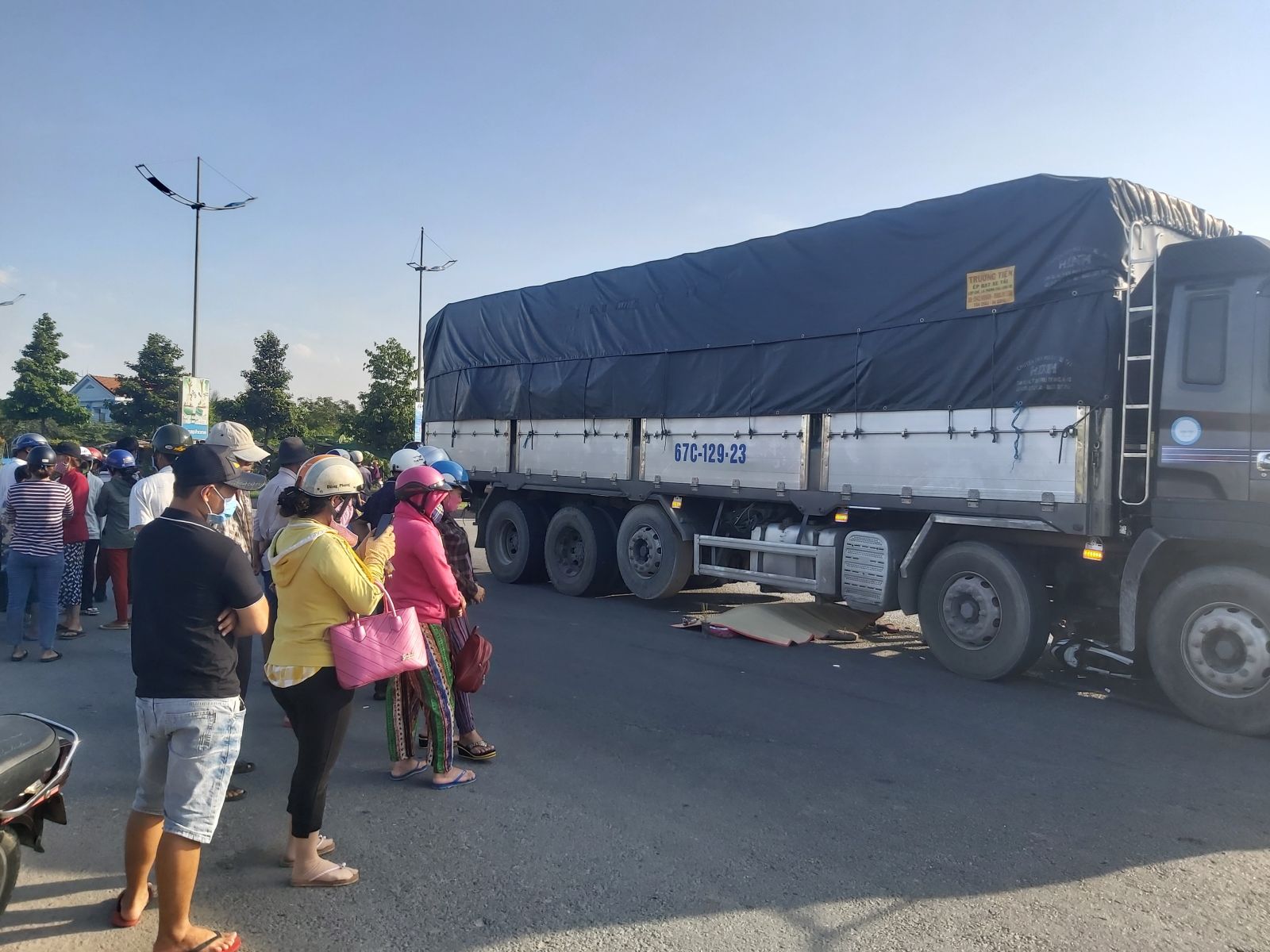 Long An: Xe tải cuốn xe máy vào gầm, 2 người tử vong tại chỗ