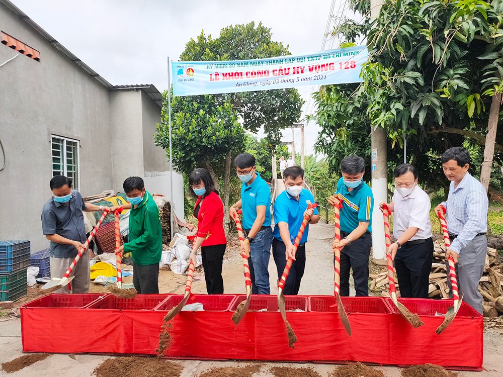 Khởi công 4 cây cầu Hy vọng ở Chợ Mới