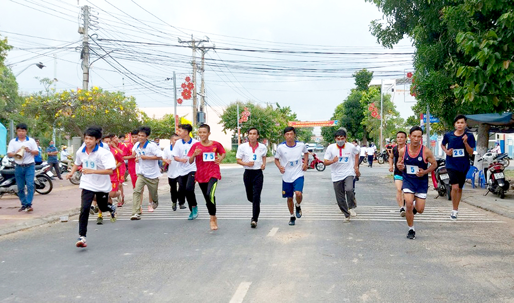 Phú Tân xã hội hóa sân chơi thể thao vùng nông thôn