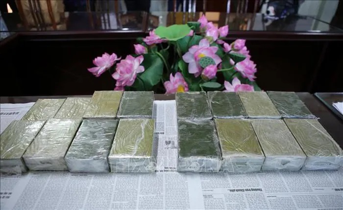 Bắt 2 đối tượng vận chuyển 30 bánh heroin