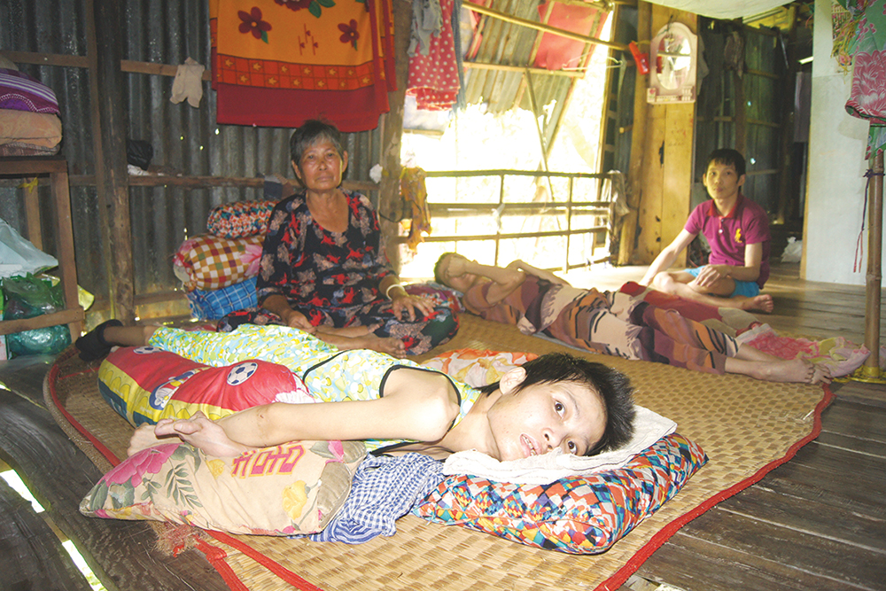 Mẹ già nghèo khó nuôi 3 đứa con nạn nhân chất độc da cam