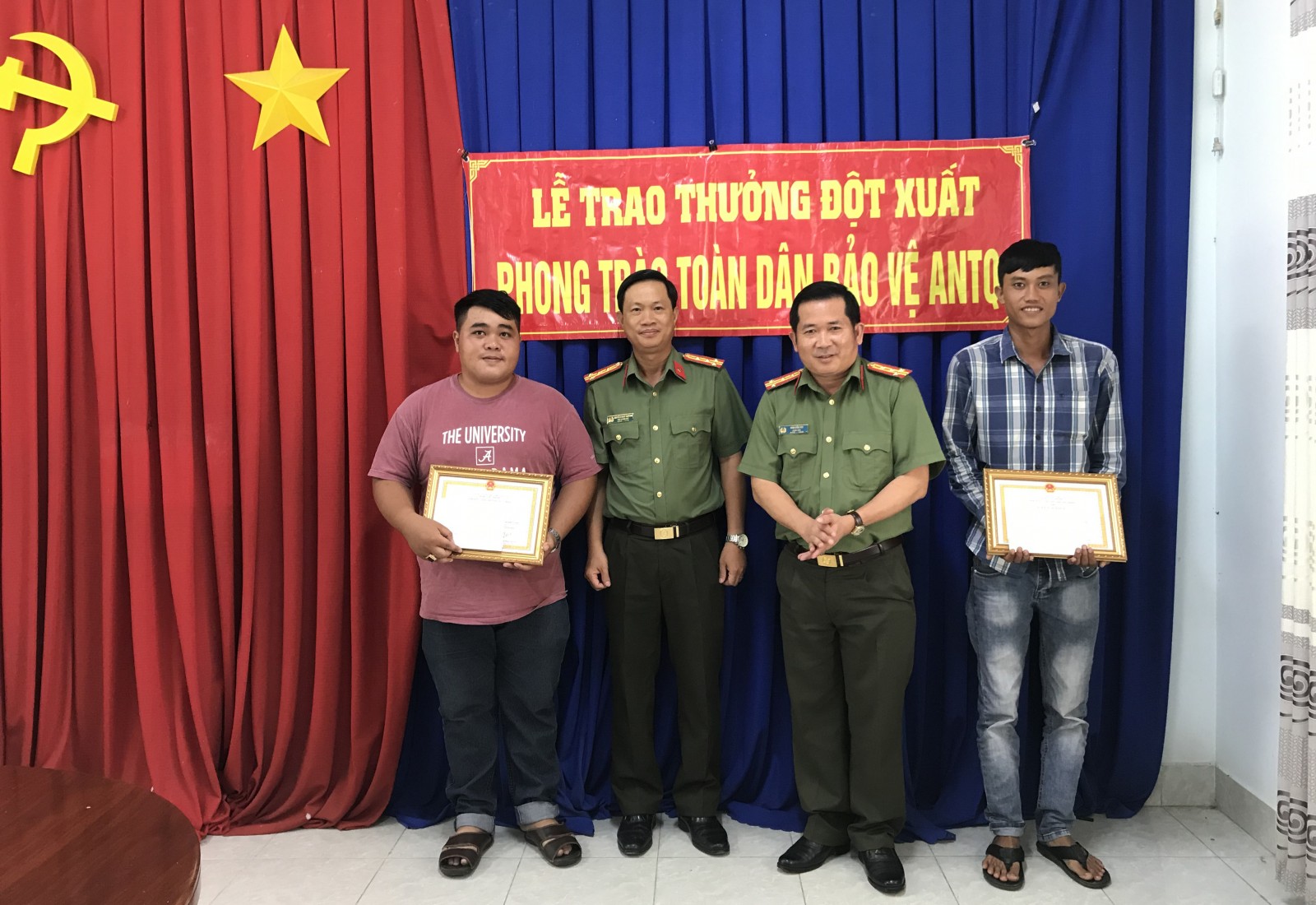 Giám đốc Công an tỉnh An Giang khen thưởng 2 quần chúng truy bắt trộm trên tuyến Tỉnh lộ 943
