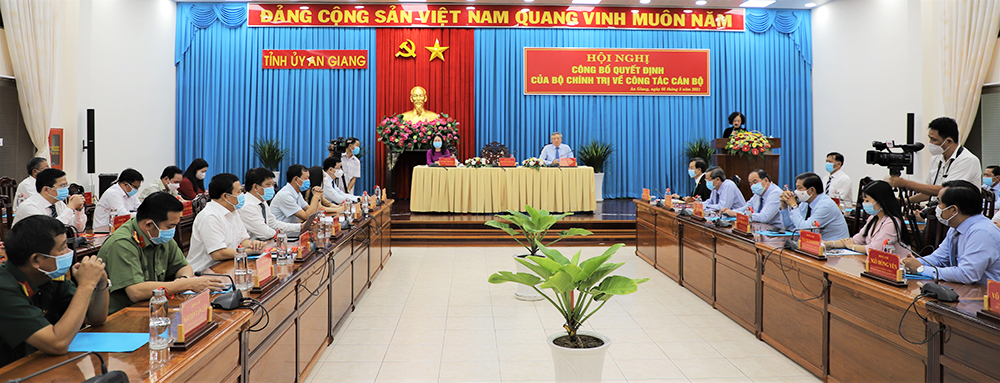 Công bố và trao quyết định Bí thư Tỉnh ủy An Giang
