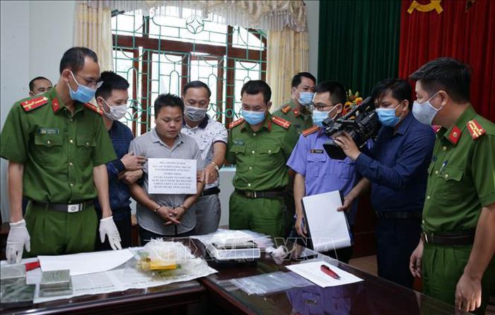 Bắt 2 đối tượng vận chuyển 30 bánh heroin