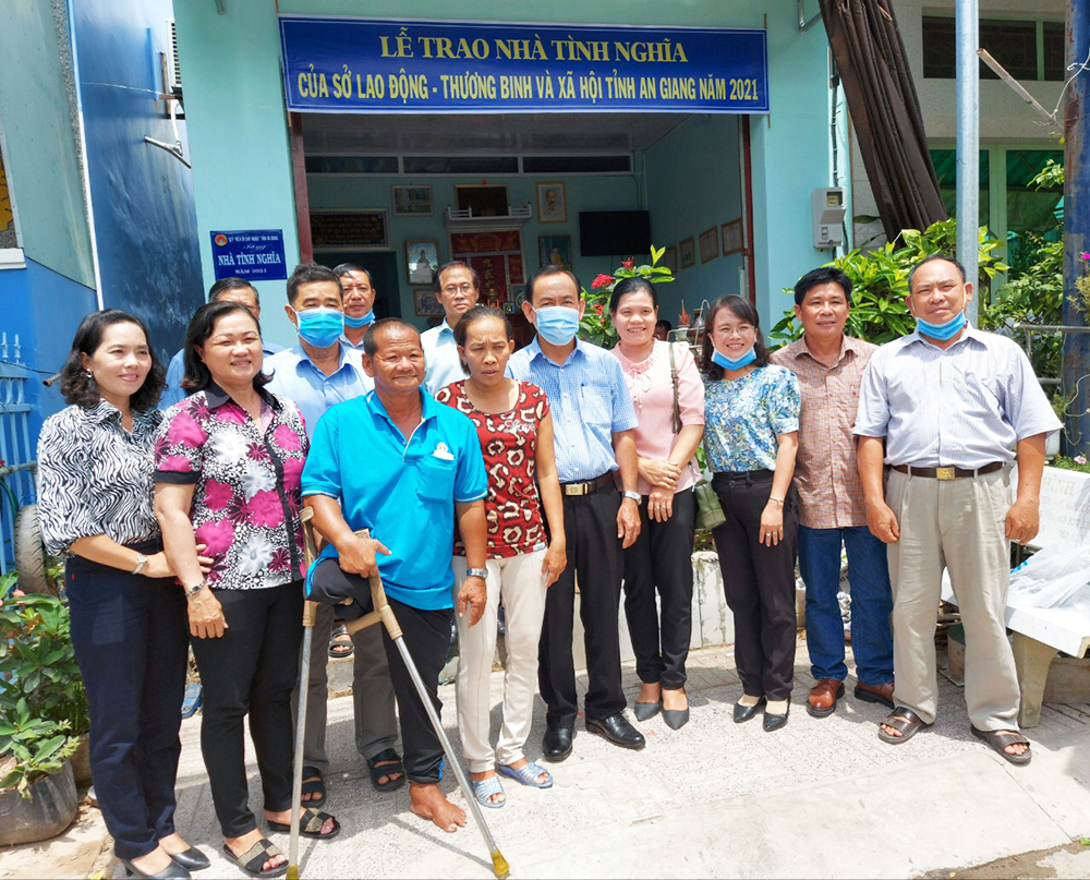 Sở Lao động - Thương binh và Xã hội An Giang trao quà học sinh nghèo và bàn giao nhà Tình nghĩa tại Phú Tân