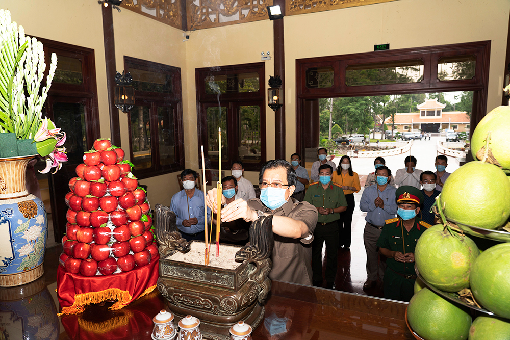 Lãnh đạo tỉnh An Giang viếng, dâng hoa, dâng hương đền thờ Chủ tịch Tôn Đức Thắng và Nghĩa trang liệt sĩ tỉnh