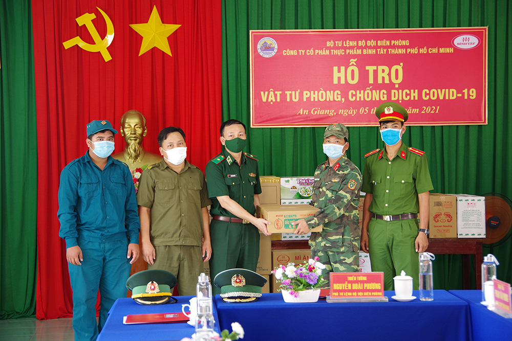 Bộ Tư lệnh Bộ đội Biên phòng thăm, động viên và hỗ trợ vật tư phòng, chống dịch COVID-19 ở TX. Tân Châu
