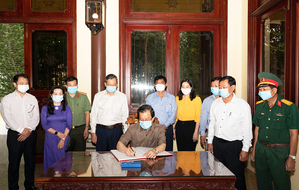 Lãnh đạo tỉnh An Giang viếng, dâng hoa, dâng hương đền thờ Chủ tịch Tôn Đức Thắng và Nghĩa trang liệt sĩ tỉnh