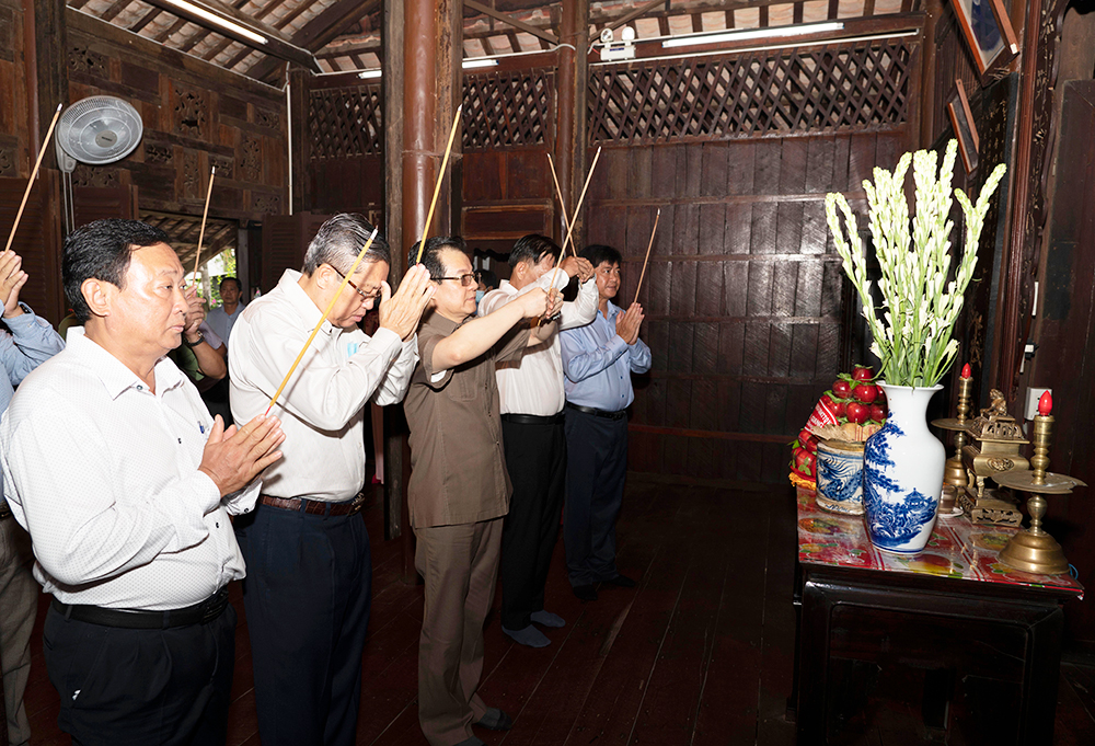 Lãnh đạo tỉnh An Giang viếng, dâng hoa, dâng hương đền thờ Chủ tịch Tôn Đức Thắng và Nghĩa trang liệt sĩ tỉnh