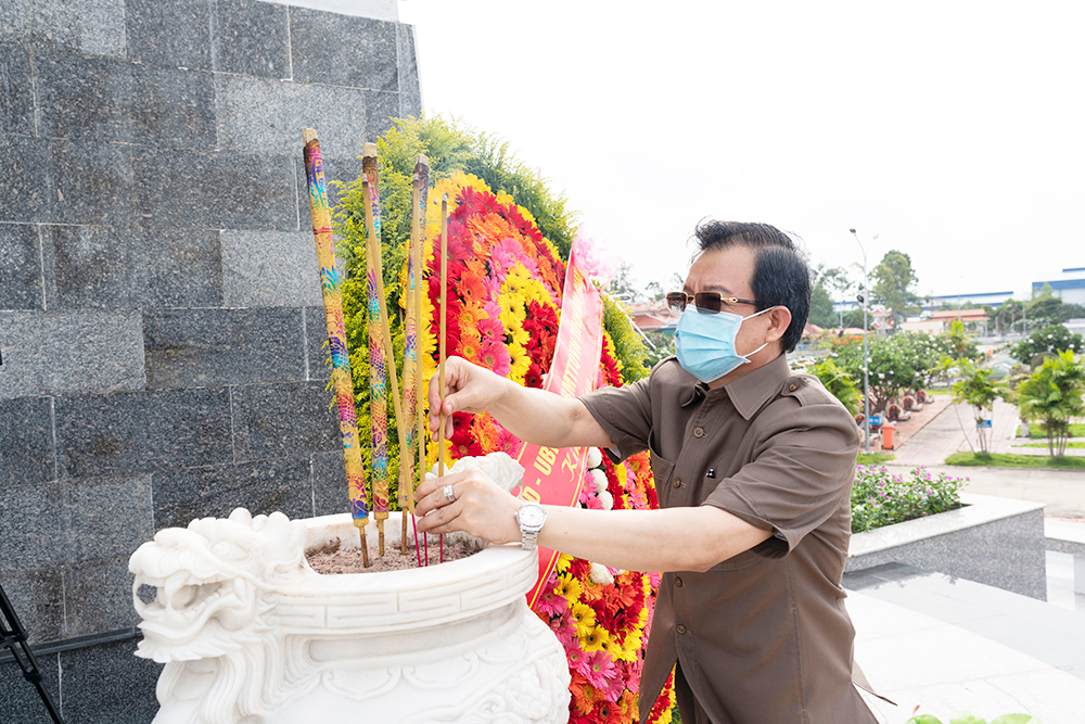 Lãnh đạo tỉnh An Giang viếng, dâng hoa, dâng hương đền thờ Chủ tịch Tôn Đức Thắng và Nghĩa trang liệt sĩ tỉnh