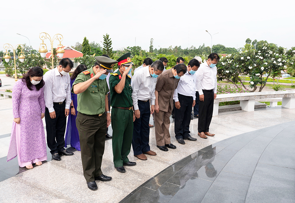 Lãnh đạo tỉnh An Giang viếng, dâng hoa, dâng hương đền thờ Chủ tịch Tôn Đức Thắng và Nghĩa trang liệt sĩ tỉnh