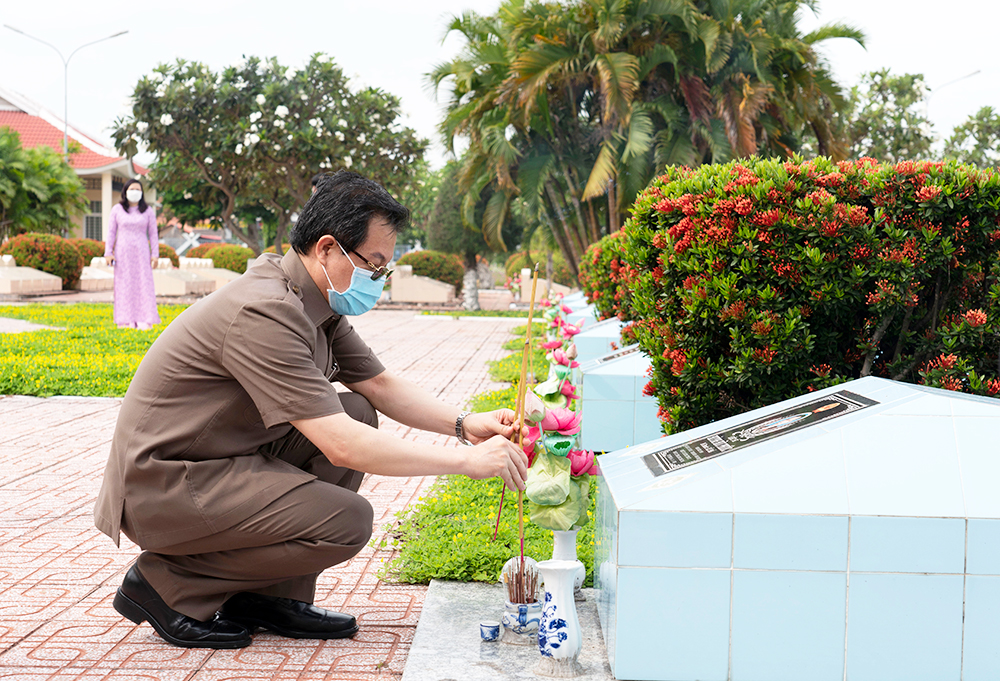 Lãnh đạo tỉnh An Giang viếng, dâng hoa, dâng hương đền thờ Chủ tịch Tôn Đức Thắng và Nghĩa trang liệt sĩ tỉnh