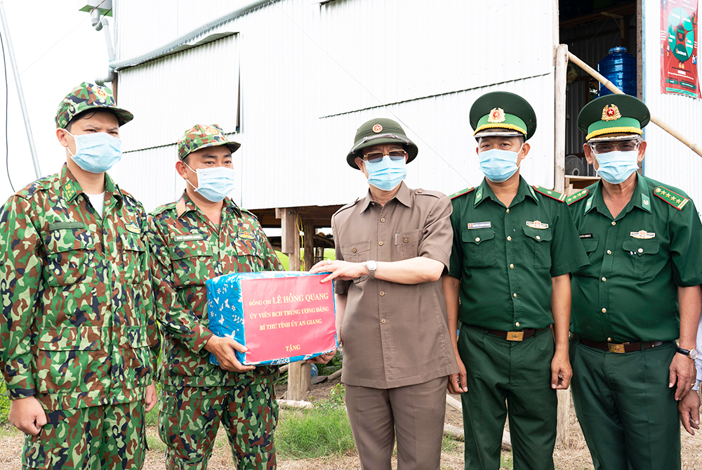 Bí thư Tỉnh ủy An Giang Lê Hồng Quang khảo sát công tác phòng, chống dịch bệnh COVID-19 trên tuyến biên giới