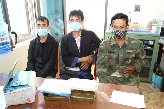 Bắt 3 đối tượng về hành vi mua bán 7 bánh heroin